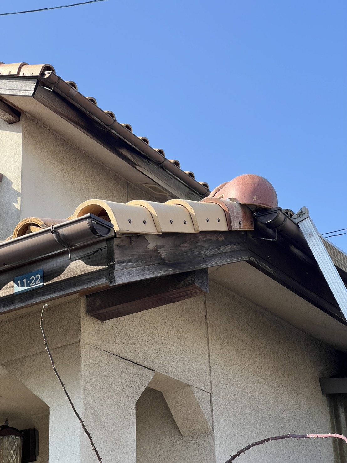 四日市市にて瓦修繕工事と足場工事